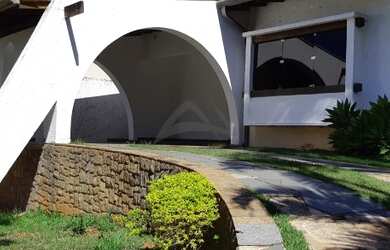 Imagem: A casa possui 3 Dormitórios, 5 Banheiros, 4 Vagas na garagem