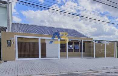 Imagem: A casa possui 4 Dormitórios, 4 Banheiros, 5 Vagas na garagem