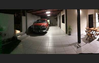 Imagem: A casa possui 3 Dormitórios, 3 Banheiros, 4 Vagas na garagem