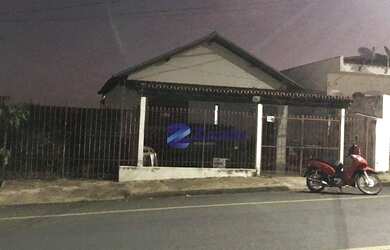 Imagem: A casa possui 3 Dormitórios, 1 Banheiro, 4 Vagas na garagem