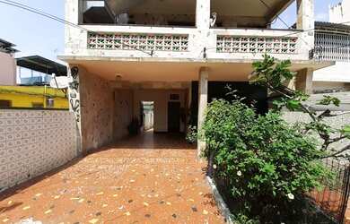 Imagem: A casa possui 4 Dormitórios, 2 Banheiros, 2 Vagas na garagem