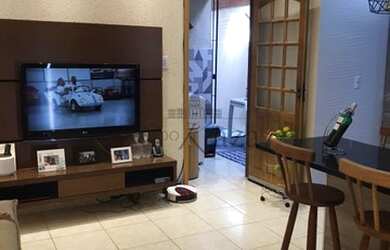 Imagem: A casa possui 3 Dormitórios, 1 Banheiro, 2 Vagas na garagem