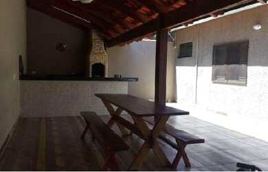 Imagem: A casa possui 3 Dormitórios, 2 Banheiros, 2 Vagas na garagem