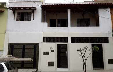 Imagem: A casa possui 3 Dormitórios, 2 Banheiros, 1 Vaga na garagem