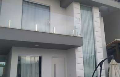 Imagem: A casa possui 2 Dormitórios, 3 Banheiros, 2 Vagas na garagem