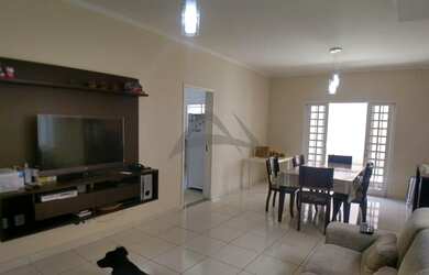 Imagem: A casa possui 4 Dormitórios, 5 Banheiros, 2 Vagas na garagem