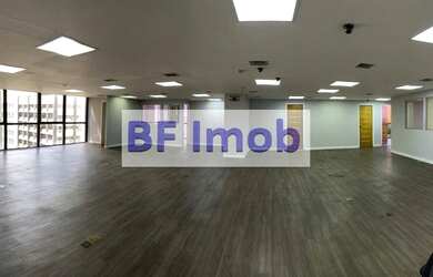 Imagem: O depósito possui 2 Vagas na garagem, 300m² de Área e está