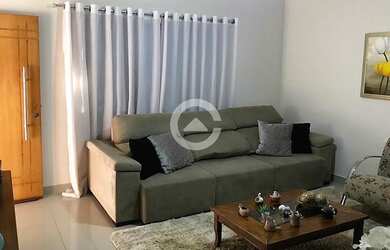 Imagem: A casa possui 3 Dormitórios, 3 Banheiros, 2 Vagas na garagem