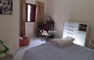 Imagem: A casa possui 4 Dormitórios, 3 Banheiros, 5 Vagas na garagem