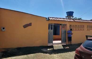 Imagem: A casa possui 2 Dormitórios, 2 Banheiros e 1 Vaga na garagem