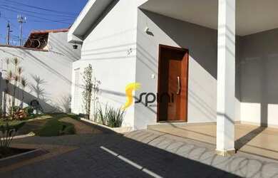 Imagem: A casa possui 3 Dormitórios, 3 Banheiros, 2 Vagas na garagem