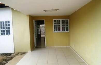 Imagem: A casa possui 3 Dormitórios, 2 Banheiros, 2 Vagas na garagem