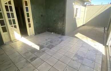 Imagem: A casa possui 3 Dormitórios, 2 Banheiros, 2 Vagas na garagem