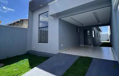 Imagem: A casa possui 3 Dormitórios, 1 Banheiro, 2 Vagas na garagem