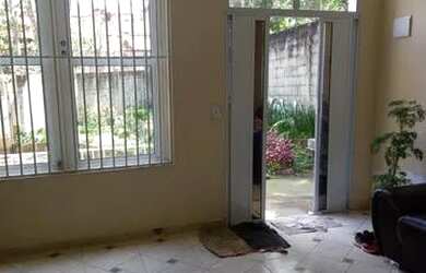 Imagem: A casa possui 3 Dormitórios, 2 Banheiros, 5 Vagas na garagem