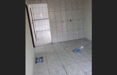 Imagem: A casa possui 3 Dormitórios, 1 Banheiro, 1 Vaga na garagem