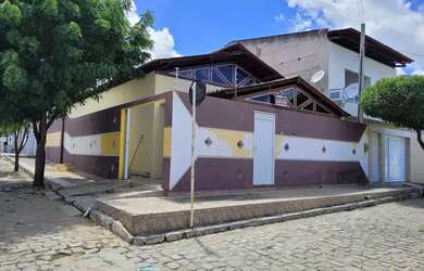 Imagem: A casa possui 3 Dormitórios, 2 Banheiros, 2 Vagas na garagem