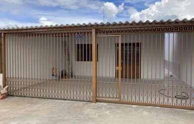 Imagem: A casa possui 4 Dormitórios, 3 Banheiros, 4 Vagas na garagem