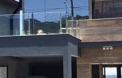 Imagem: A casa em condomínio possui 4 Dormitórios, 5 Banheiros, 4