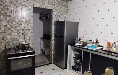 Imagem: A casa possui 3 Dormitórios, 3 Banheiros, 1 Vaga na garagem