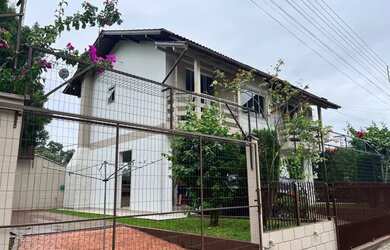 Imagem: A casa possui 3 Dormitórios, 3 Banheiros, 2 Vagas na garagem