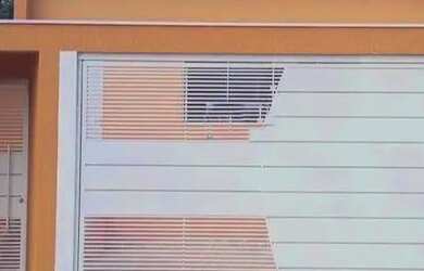 Imagem: A casa possui 2 Dormitórios, 1 Banheiro, 2 Vagas na garagem