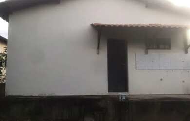 Imagem: A casa possui 2 Dormitórios, 1 Banheiro, 2 Vagas na garagem