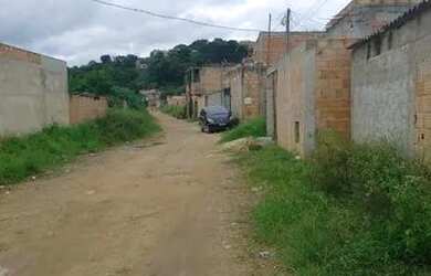 Imagem: A casa possui 2 Dormitórios, 1 Banheiro e está localizado