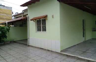 Imagem: A casa possui 2 Dormitórios, 2 Banheiros, 3 Vagas na garagem