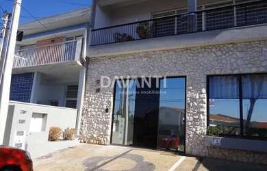 Imagem: A casa possui 3 Dormitórios, 3 Banheiros, 2 Vagas na garagem