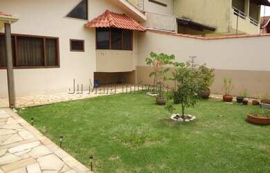 Imagem: A casa possui 4 Dormitórios, 1 Banheiro, 4 Vagas na garagem