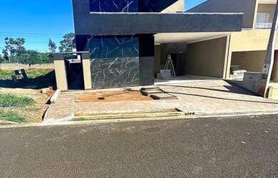 Imagem: A casa em condomínio possui 3 Dormitórios, 4 Banheiros, 2