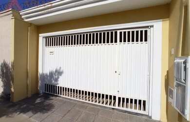 Imagem: A casa possui 3 Dormitórios, 3 Banheiros, 2 Vagas na garagem