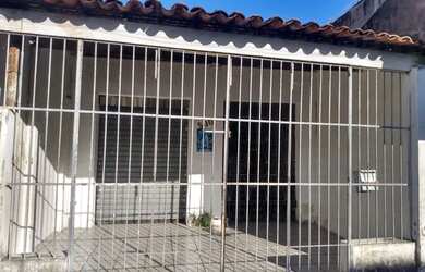 Imagem: A casa possui 4 Dormitórios, 2 Banheiros e está localizado