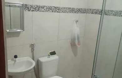 Imagem: A casa possui 3 Dormitórios, 2 Banheiros, 2 Vagas na garagem