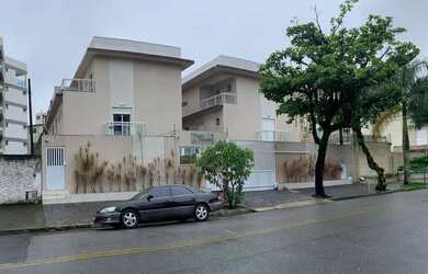 Imagem: A casa possui 3 Dormitórios, 4 Vagas na garagem e está localizado