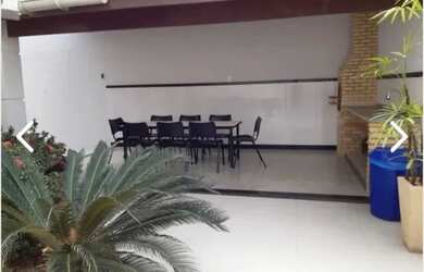 Imagem: A casa possui 3 Dormitórios e 2 Banheiros e está localizado