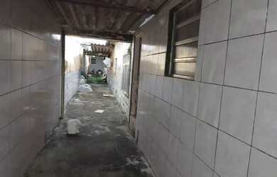 Imagem: A casa possui 3 Dormitórios, 2 Banheiros, 1 Vaga na garagem