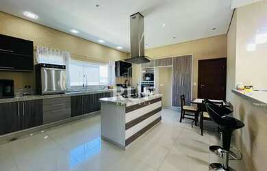 Imagem: A casa em condomínio possui 4 Dormitórios, 5 Banheiros, 2