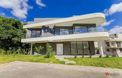 Imagem: A casa em condomínio possui 4 Dormitórios, 5 Banheiros, 4