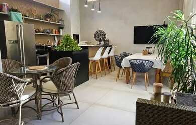 Imagem: A casa possui 4 Dormitórios, 5 Banheiros, 2 Vagas na garagem