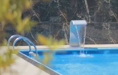 Imagem: A casa possui 2 Dormitórios, 1 Banheiro, 2 Vagas na garagem