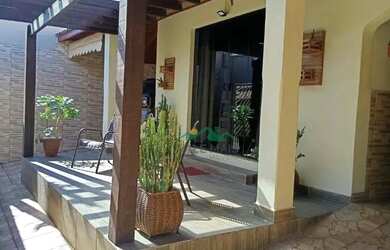 Imagem: A casa possui 3 Dormitórios, 3 Banheiros, 2 Vagas na garagem