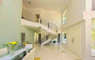 Imagem: A casa possui 3 Dormitórios, 5 Banheiros, 2 Vagas na garagem