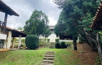 Imagem: A casa possui 3 Dormitórios, Acomodam 6 pessoas, 5 Vagas na