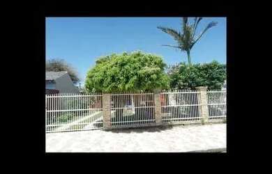 Imagem: A casa possui 3 Dormitórios, 2 Banheiros, 4 Vagas na garagem