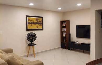 Imagem: A casa possui 4 Dormitórios, 2 Banheiros, 3 Vagas na garagem