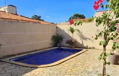 Imagem: A casa possui 4 Dormitórios, 5 Banheiros, 2 Vagas na garagem