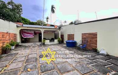 Imagem: A casa possui 3 Dormitórios, 3 Banheiros, 4 Vagas na garagem