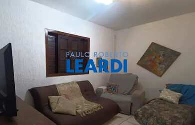 Imagem: A casa possui 2 Dormitórios, 2 Banheiros, 2 Vagas na garagem